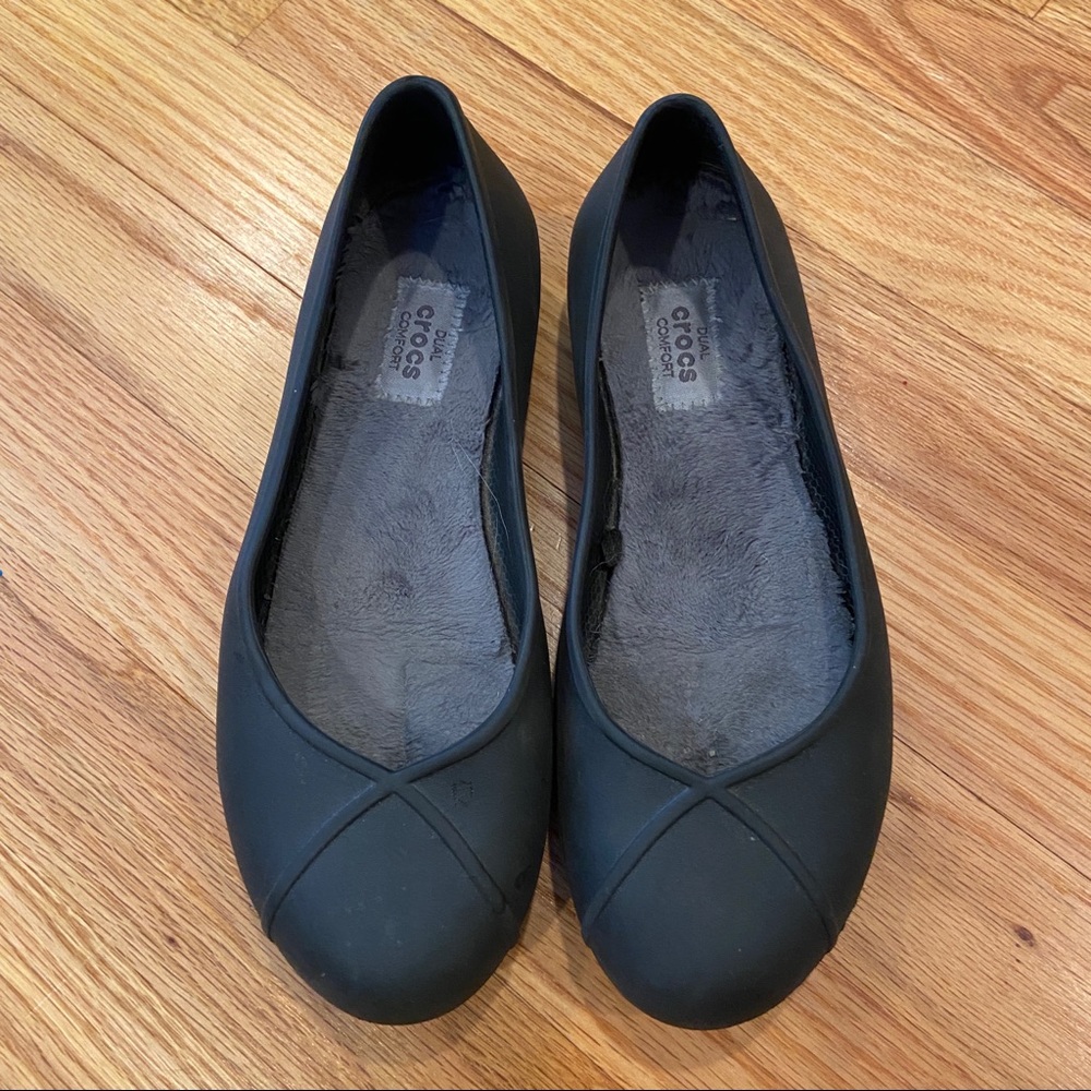 5/$25 - Crocs fur-lined flats